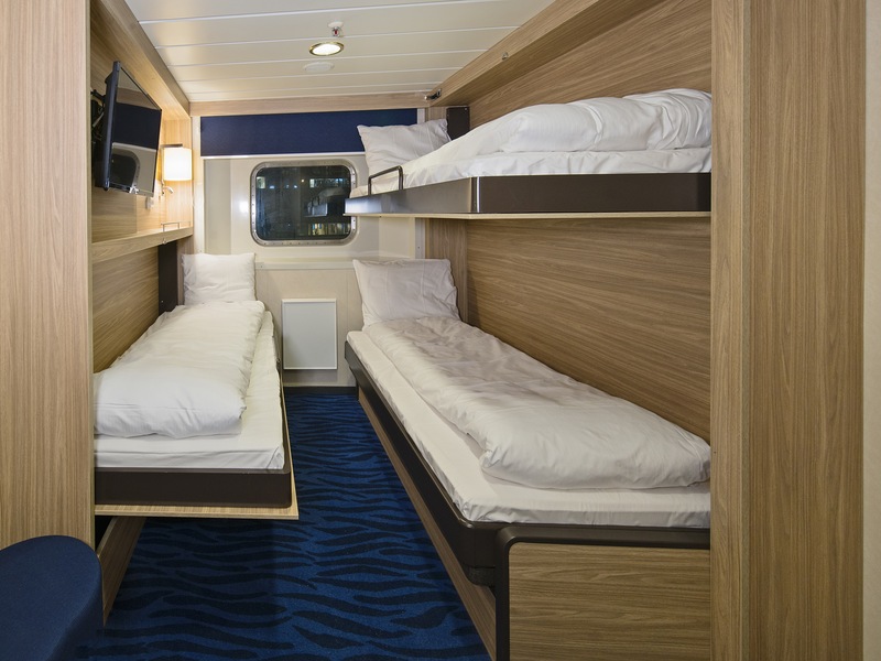Polar Outside | Middle deck for up to 3 travellers